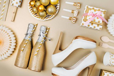 Noel düz baubles, şampanya şişeleri, hediye ve topuklu ayakkabı ile yatıyordu