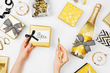 en iyi erkek görünümünü holding Hediyelik ve Noel süsleri tarafından çevrili kalem eller ve sunar 