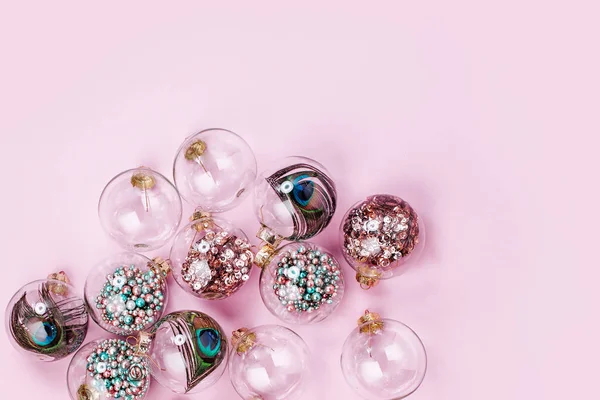 Скляні Прозорі Різдвяні Сукні Рожевому Фоні — стокове фото