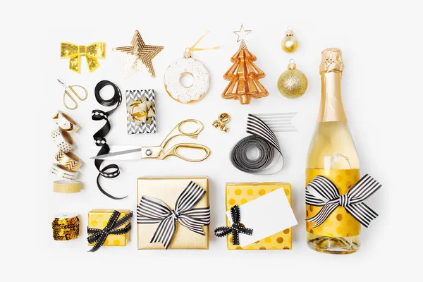 Stilleven Van Gouden Kerstversiering Geschenken Champagnefles — Stockfoto