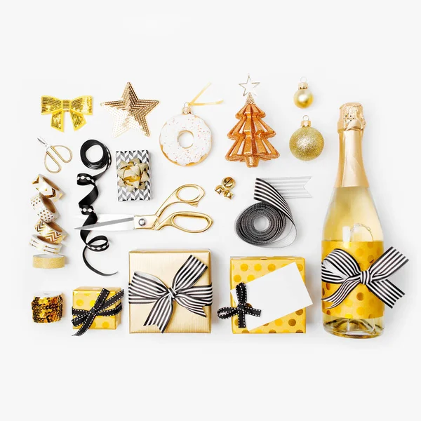 Stilleven Van Gouden Kerstversiering Geschenken Champagnefles — Stockfoto