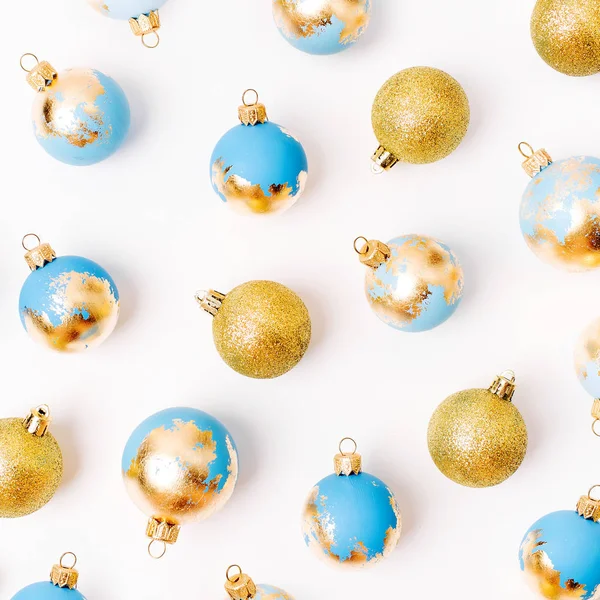Kék Arany Karácsonyi Baubles Elszigetelt Fehér Background — Stock Fotó