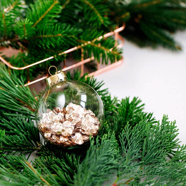 Kerst Glas Transparant Bal Met Kleurrijke Sparkle Confetti Spar Tak — Stockfoto