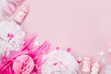 Pembe çerçeve yaptı ve beyaz kağıt dekorasyon duş bebek için parti. Bu bir kız var. Düz yatıyordu, en iyi görünümü