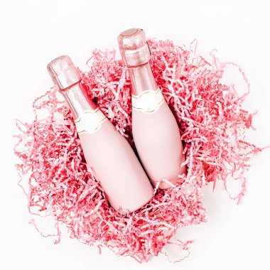 Soluk pembe Mini şişe şampanya beyaz zemin üzerine gelin teli ile