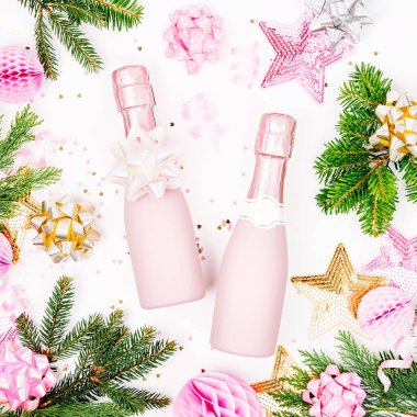 şampanya şişeleri, Noel süsleri ve beyaz arka plan üzerinde köknar şube
