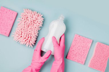 Pembe eldivenleri Temizleyici Mikrofiber Kumaş ve sünger ile şişe tutan ellere