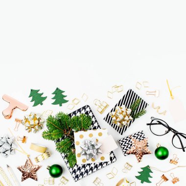 Noel Kış dekorasyonları, iş Kırtasiye ve beyaz arka plan üzerinde gizemli Noel hediyesi. Office kutlama kavramı. Düz yatıyordu, top vie