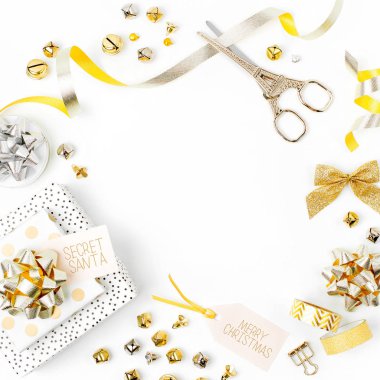 Altın renk ve beyaz arka plan üzerinde gizli Noel Baba etiketi ile hediye Noel süsleri
