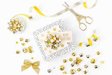 Altın renk ve beyaz arka plan üzerinde neşeli Noel etiketle Hediyelik Noel süsleri