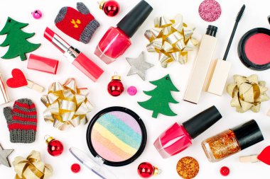 Yılbaşı süsleri ve beyaz arka plan üzerinde kozmetik ürünleri