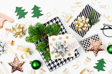 Noel Kış dekorasyonları, iş Kırtasiye ve beyaz arka plan üzerinde gizemli Noel hediyesi. Office kutlama kavramı. Düz yatıyordu, top vie