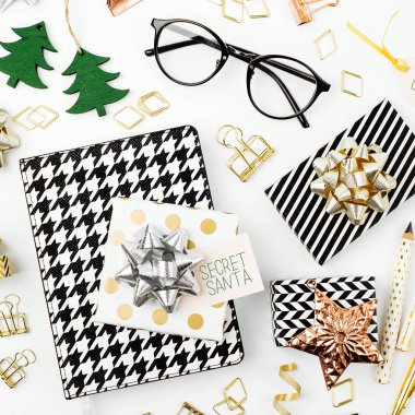 Noel Kış dekorasyonları, iş Kırtasiye ve beyaz arka plan üzerinde gizemli Noel hediyesi. Office kutlama kavramı. Düz yatıyordu, top vie