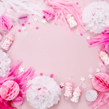 Pembe çerçeve yaptı ve beyaz kağıt dekorasyon duş bebek için parti. Bu bir kız var. Düz yatıyordu, en iyi görünümü