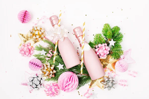 Botellas Champán Decoraciones Navideñas Ramas Abeto Sobre Fondo Blanco — Foto de Stock