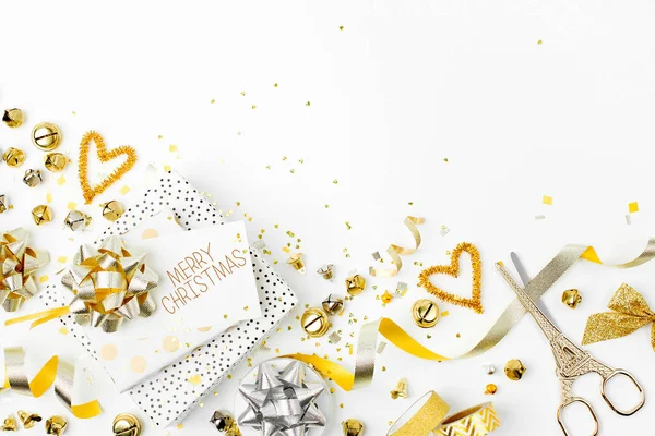 Weihnachtsdekoration Und Geschenk Goldfarben Auf Weißem Hintergrund Mit Schere — Stockfoto