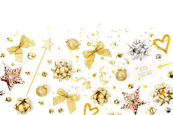 Decorações Natal Cores Douradas Com Etiqueta Natal Alegre Fundo Branco — Fotografia de Stock