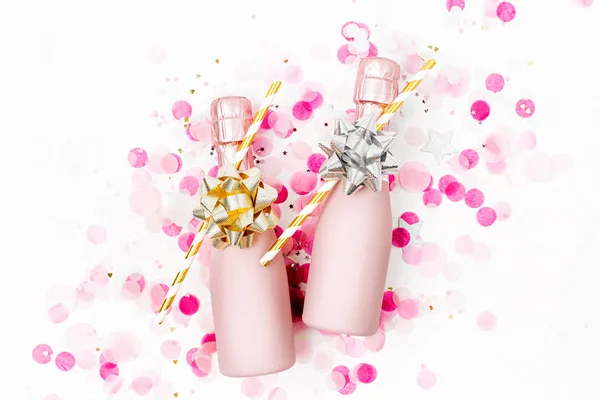 白い背景の上の装飾とシャンパンのピンクのミニ瓶 — ストック写真