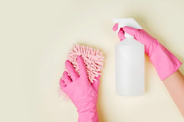 Manos Guantes Goma Sosteniendo Spray Limpiador Esponja — Foto de Stock