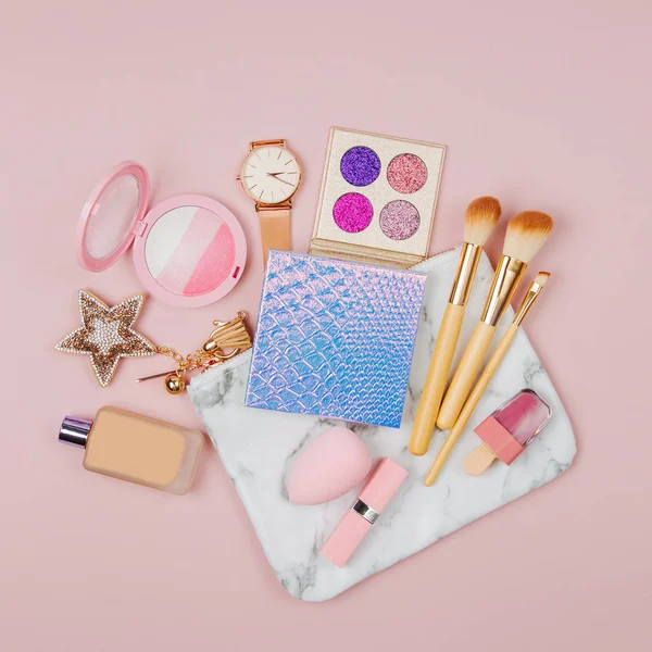 Kosmetik Collage Mit Lippenstift Pinseln Und Anderen Accessoires Auf Rosa — Stockfoto