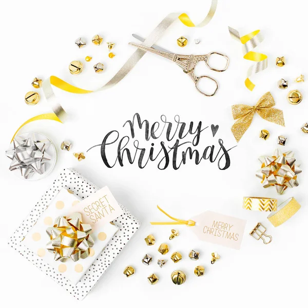 Cadre Noël Décorations Noël Cadeaux Couleurs Dorées Sur Fond Blanc — Photo