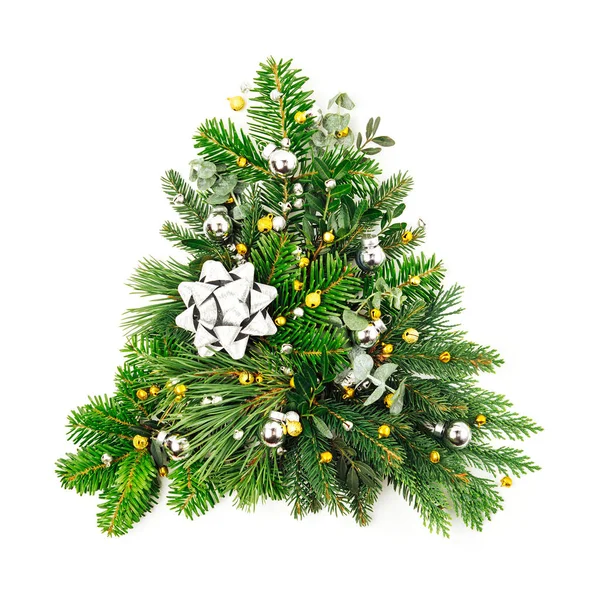 白い背景の上のクリスマスの装飾とモミや松の枝で作ったクリスマス ツリー 休日のコンセプトです フラット横たわっていた トップ ビュー — ストック写真