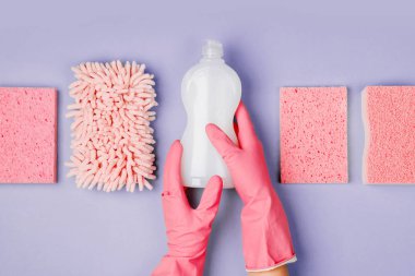 Deterjan ve temizlik aksesuarları pembe renkte. Temizlik hizmeti konsepti. Düz yatış, Üst Görünüm.