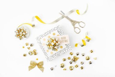 Altın renk ve beyaz arka plan üzerinde neşeli Noel etiketle Hediyelik Noel süsleri