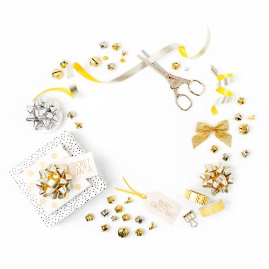 Altın renk ve beyaz arka plan üzerinde gizli Noel Baba etiketi ile hediye Noel süsleri