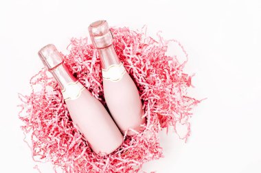 Soluk pembe Mini şişe şampanya beyaz zemin üzerine gelin teli ile