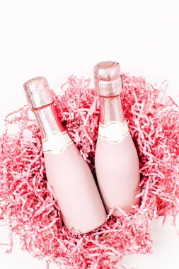 Soluk pembe Mini şişe şampanya beyaz zemin üzerine gelin teli ile