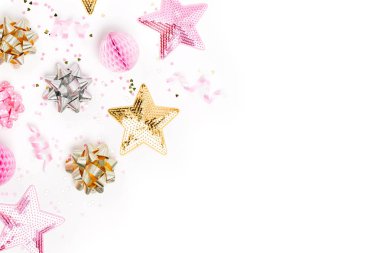 pembe ve altın konfeti, yay süslemeleri beyaz arka plan üzerinde kağıt.