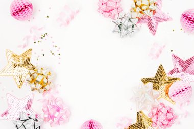 pembe ve altın konfeti, yay süslemeleri beyaz arka plan üzerinde kağıt.