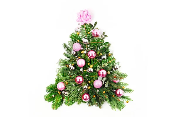 Kerstboom Gemaakt Van Sparren Dennen Takken Met Kerstversiering Witte Achtergrond — Stockfoto