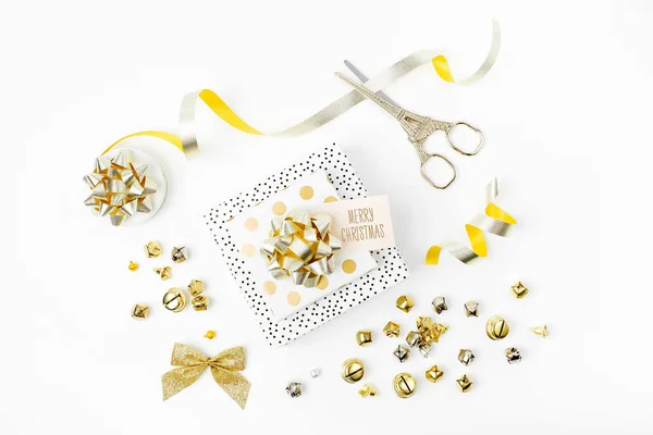 圣诞节装饰在黄金颜色和礼物与圣诞快乐标签在白色背景 — 图库照片