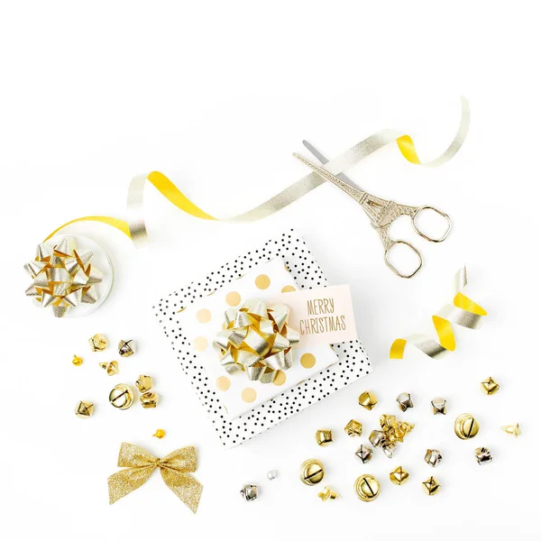 Weihnachtsdekoration Goldfarben Und Geschenk Mit Frohem Weihnachtsetikett Auf Weißem Hintergrund — Stockfoto