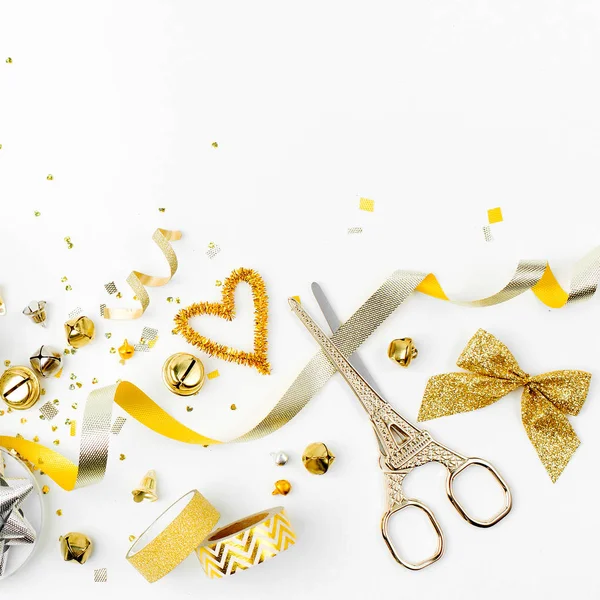 Weihnachtsdekoration Goldfarben Auf Weißem Hintergrund Mit Schere — Stockfoto