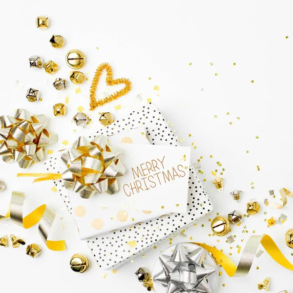 Рождественские Украшения Подарок Золотых Тонах Белом Фоне Ножницами — стоковое фото