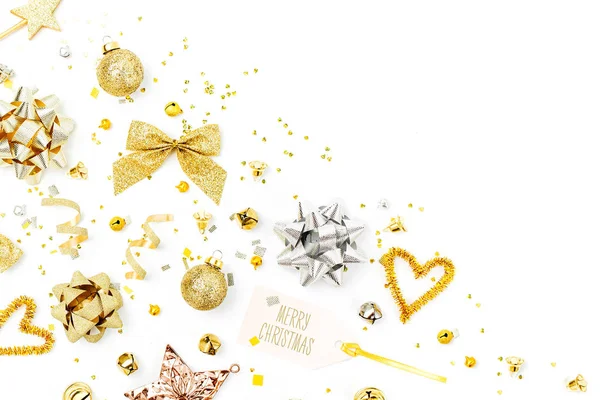 Decorações Natal Cores Douradas Com Etiqueta Natal Alegre Fundo Branco — Fotografia de Stock