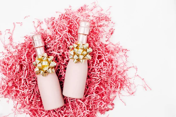 Απαλό Ροζ Μίνι Μπουκάλια Σαμπάνιας Πούλιες Χρυσές Τόξα Λευκό Φόντο — Φωτογραφία Αρχείου