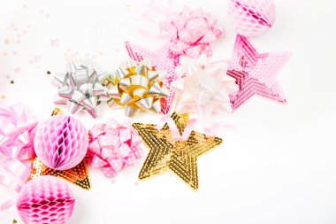 pembe ve altın konfeti, yay süslemeleri beyaz arka plan üzerinde kağıt.