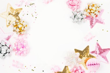 pembe ve altın konfeti, yay süslemeleri beyaz arka plan üzerinde kağıt.