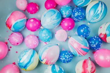 Pastel mavi arka plan üzerinde renkli balonlar