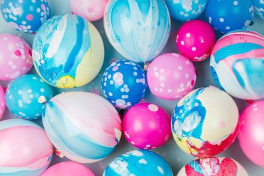 Pastel mavi arka plan üzerinde renkli balonlar