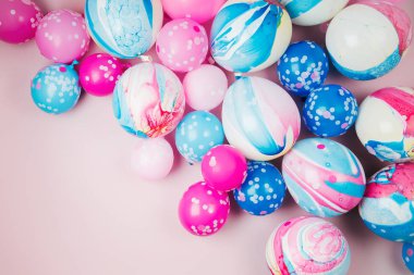 Pastel pembe renkli arka plan üzerinde renkli balonlar