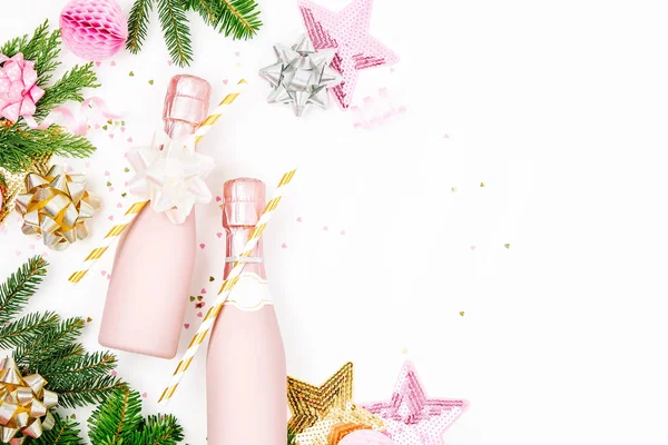 Botellas Champán Decoraciones Navideñas Ramas Abeto Sobre Fondo Blanco —  Fotos de Stock