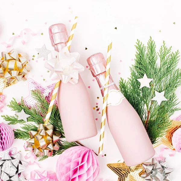 Champagneflaskor Juldekorationer Och Fir Grenar Vit Bakgrund — Stockfoto