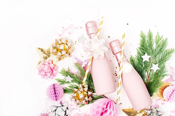 Botellas Champán Decoraciones Navideñas Ramas Abeto Sobre Fondo Blanco — Foto de Stock