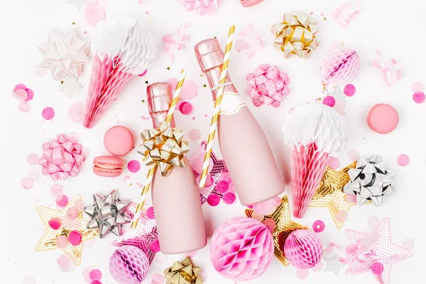 粉红色迷你瓶香槟与装饰白色背景 — 图库照片
