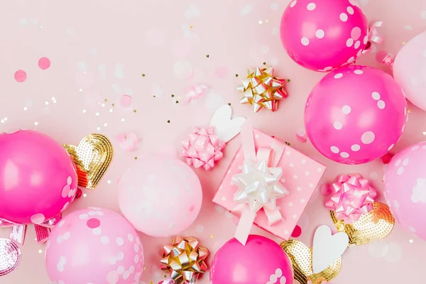 Rosa Geschenkbox Mit Konfetti Schleifen Und Luftballons Auf Rosa Hintergrund — Stockfoto